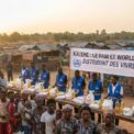 Des personnes font la queue pour recevoir de l'aide alimentaire distribuée par le PAM et World Vision dans un camp.